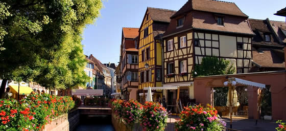 France Holiday: Traditional Street