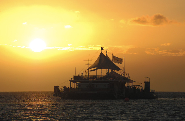 Cruise the Whitsundays at Sunset